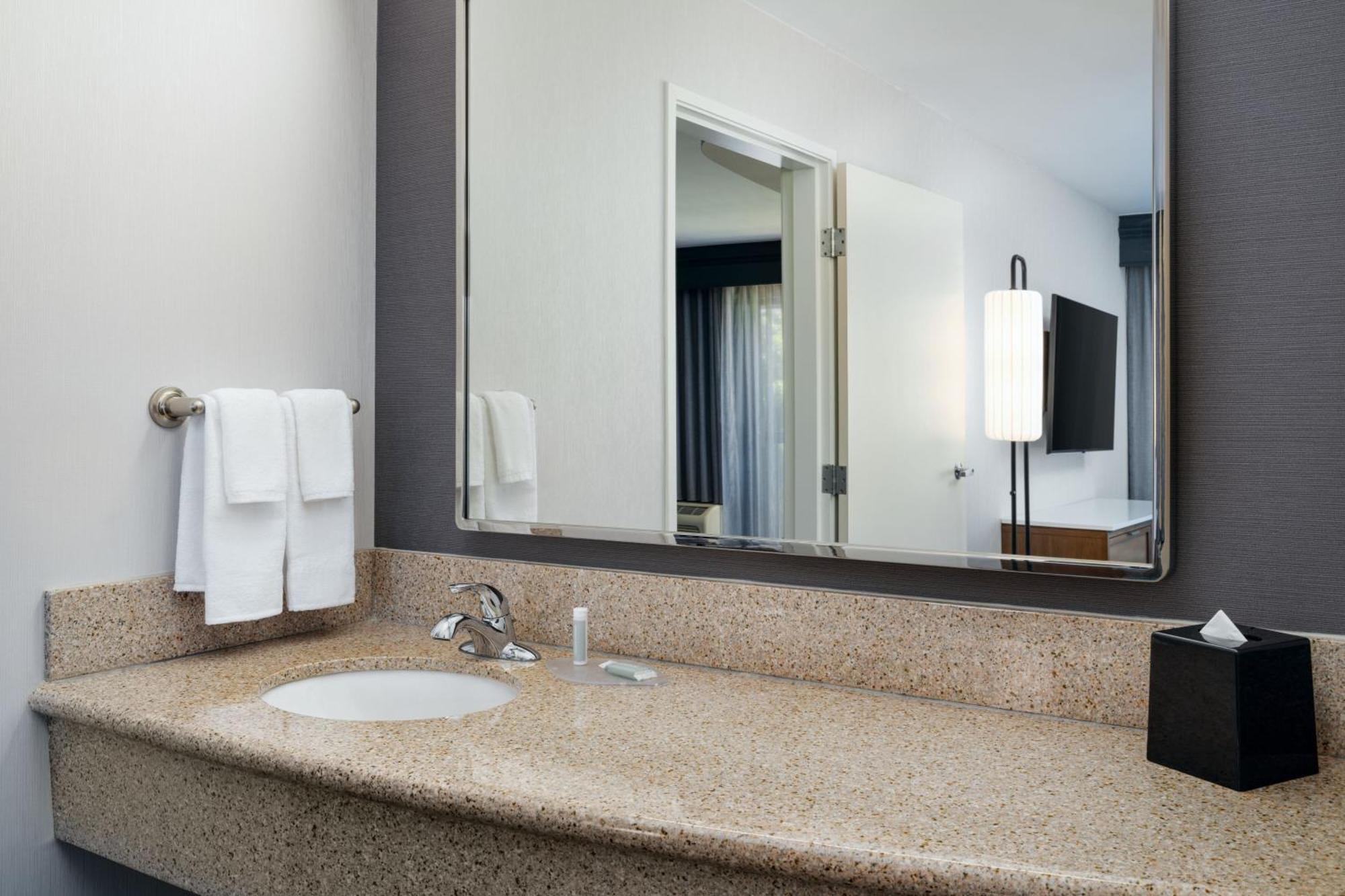 Hotel Courtyard By Marriott Kingston Esterno foto