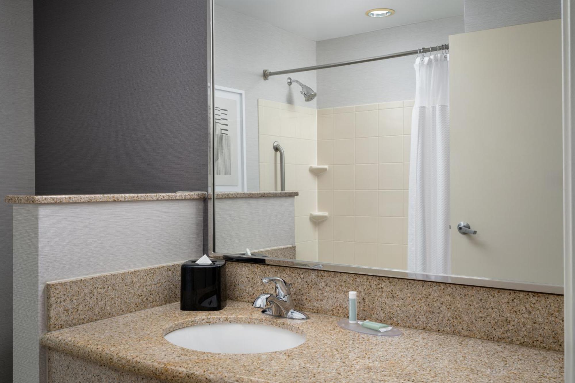 Hotel Courtyard By Marriott Kingston Esterno foto